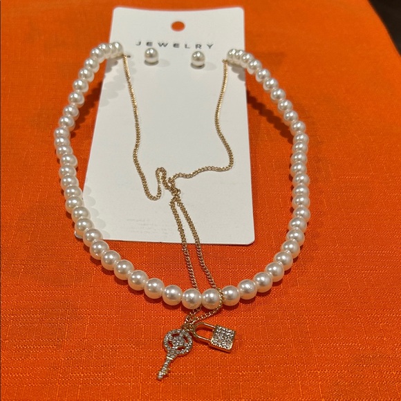 Jewelry - Elegant Pearl and Gold Necklace Set
